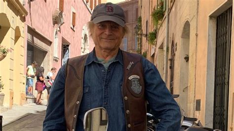 Terence hill est un acteur, réalisateur, collaboration au scénario italien. Terence Hill 81 évesen is Harley Davidsont hajt | 24.hu