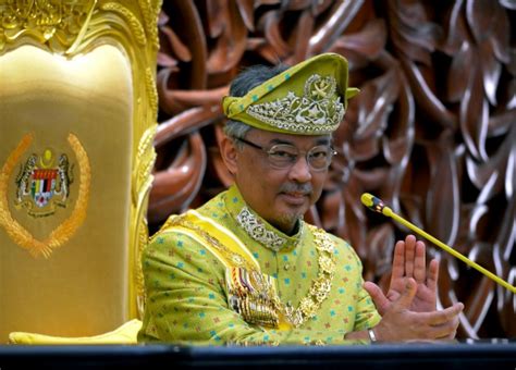 Raja malaysia yang dipertuan agung sultan muhammad v secara tidak terduga telah mengundurkan diri dua tahun setelah menjabat dari masa jabatan lima tahun. Sultan Abdullah to be installed as 16th Yang di-Pertuan ...