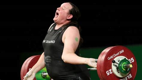 Laurel hubbard's injury delays debate over transgender athletes. Atleta transgénero sufre una "espantosa" lesión en el codo ...