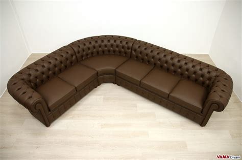 Letto modello immagine con giroletto tondo: Divano Chesterfield ad angolo tondo - VAMA Divani