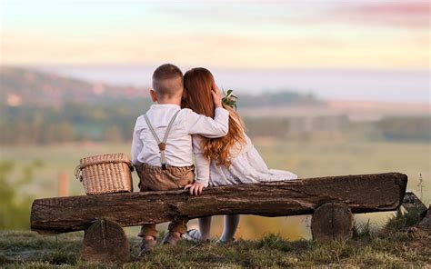 Die sitzbank befindet sich in 2 aluschienen (ich nehme an, dass das immer so ist). Fotos von Kleine Mädchen Junge Kinder 2 Liebe Umarmung Hinten