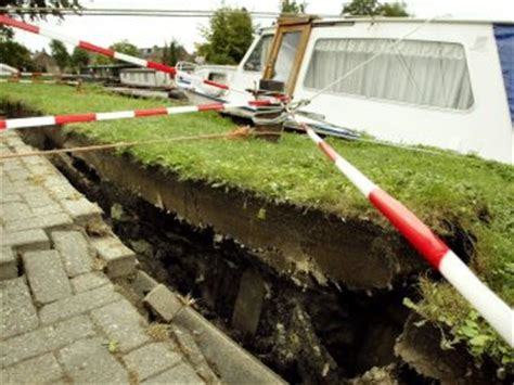 De dijkdoorbraak bij wilnis, waardoor een hele woonwijk overstroomde, is een bijzonder geval. BouwWeb - Bouwnieuws - Ondergrond en droogte oorzaak ...