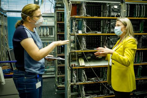 Als ministerin ist raab auch für die volksgruppen zuständig. Bild: Frauen in MINT: Ministerin Raab besucht Technikerinnen bei Thales | Thales Austria GmbH ...