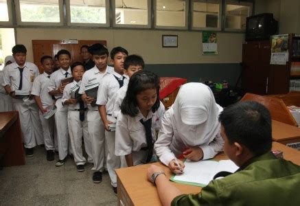 13 2017 2003 1989 perkembangan kurikulum sekolah menengah kurikulum bersepadu sekolah menengah (kbsm) kurikulum standard sekolah menengah (kssm) kbsm (semakan) penjajaran semula/ semakan kandungan kurikulum berlaku dalam tempoh 8 ke 10 tahun penjajaran. KURIKULUM 2013 DISETOP: Seluruh Sekolah di Muna Kembali ke ...