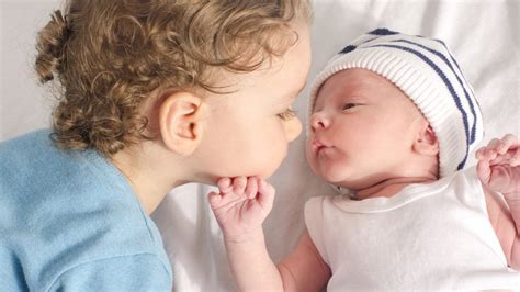 Un soir, thomas commet l'irréparable. Il rencontre son petit frère : découvrez son adorable ...