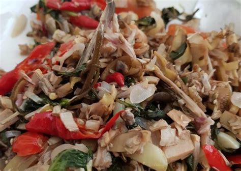 Pertama, kupas jantung pisang hingga tersisa yang bagian dalamnya saja, potong menjadi dua bagian lalu rebus hingga empuk. 8 Resep Tumis Jantung Pisang Ala Rumahan Mudah dan Praktis, Wajib Dicoba | merdeka.com