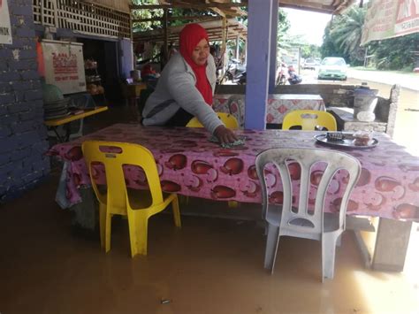 Kampung bertam baru, 18200 gua musang, kelantan, malàisia. Banjir bukan halangan buka kedai - Utusan Digital