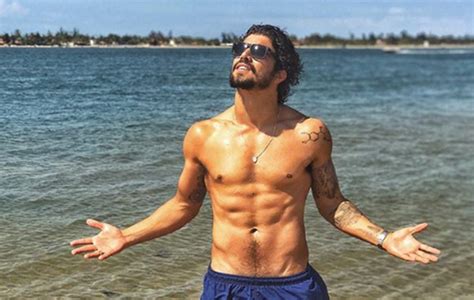 Caio castro falou sobre a relação com grazi massafera e contou por que se identificou com a grazi massafera deixou caio castro impressionado ao listar qualidades do namorado em comentário de. Caio Castro responde 'namoradas' espalhadas pela web | OFuxico