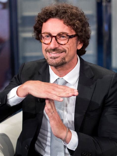 Danilo toninelli è un deputato del movimento 5 stelle e ministro delle infrastrutture e dei trasporti del governo conte, esecutivo sostenuto in parlamento dalla lega oltre che dai pentastellati. Toninelli "Alla Lavagna", il ministro gattona perfino in ...