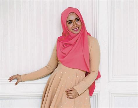 Fashion show anggun aidilfitri | mek kembang cotton. Video muzik baharu Amira cecah 1 juta tontonan | Hiburan ...