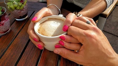 Cuma mereka yang kuat yang sanggup mengucapkan kata maaf, akan tetapi untuk mereka yang sanggup memaafkan yaitu orang yang lebih kuat. 15 Kata-Kata Romantis dan Mesra buat Istri Tercinta | KepoGaul