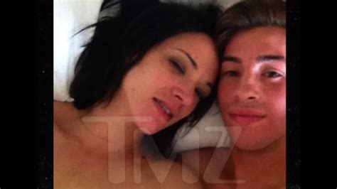 A photo appearing to show actress and #metoo movement leader asia argento lying down with young actor jimmy bennett has surfaced. Tmz pubblica sms di Asia Argento: "Ho fatto sesso con ...