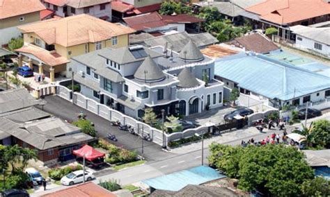 Rumah bergoyang, barang jatuh bertaburan ketika gempa. Dari setinggan ke banglo mewah... Siasat kekayaan segera ...