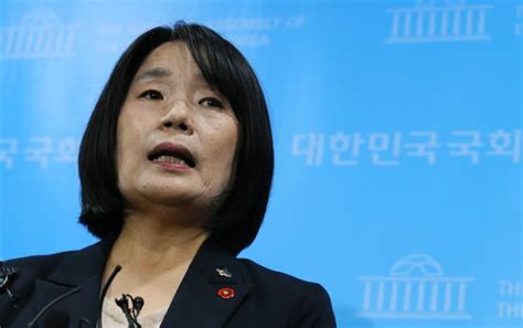 19 june at 00:19 ·. 윤미향 더불어민주당 국회의원 당선인이 기자회견을 열고 모든 ...
