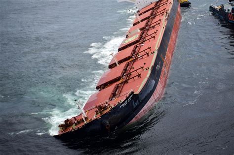 Quando o navio, rena, encalhou no coral de astrolabe no dia 5 de outubro com 1.733 mil toneladas de óleo, 350 toneladas vazaram. Mais uma etapa concluída, terminada a retirada de óleo do ...