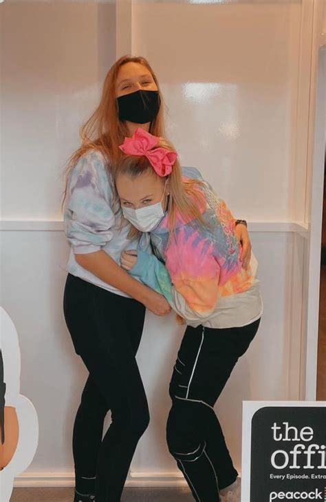 2021, fans immediately began to wonder if she was dating anyone. JoJo Siwa shares Instagram photos of new girlfriend | Herald Sun