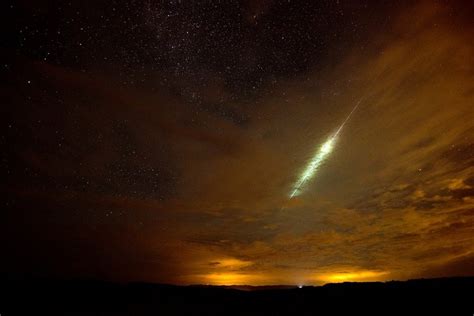 To okruchy skalne z kosmosu, które spalają się po wejściu atmosferę, a ślad takiego procesu obserwujemy na niebie jako krótkotrwały, szybki błysk. Spadające gwiazdy