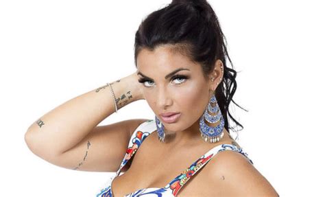 Il più caratteristico è sicuramente quello che le copre parte della spalla e delle natiche: ELETTRA LAMBORGHINI RITOCCA IL TATUAGGIO SUL LATO B: PARLA ...