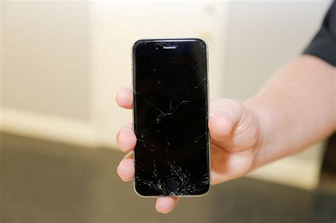 Drawbacks of Using Your iPhone With a Cracked Screen