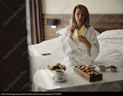 Rentner blonde Seniorin trinken Saft beim Frühstück - Lizenzfreies Foto ...