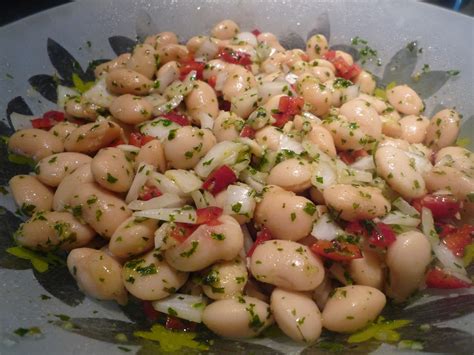 Cuando mañana vayas a preparar la ensalada sólo tendrás que coger los garbanzos, añadirle un huevo duro de los que tienes ya cocidos y pelados, una qué bien me lo paso enseñándote a hacer el menú semanal. Judías a la vinagreta, 'En la cocina'