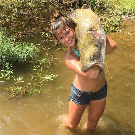 What are so high profile examples of catfishing? Alabama Uses Her Bare Hands To Catch A 30 Pound Catfish ...