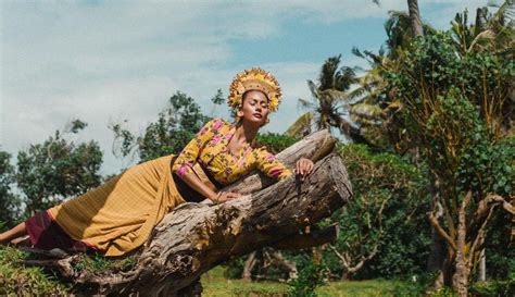 Rumah kuno itu terletak di rt 1/5 blok rabu, desa panjalin, kecamatan sumberjaya, kabupaten majalengka, jawa barat. FOTO: Pesona Kharisma Aura Kenakan Baju Adat Bali, Tampil ...