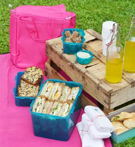 Beim picknick darf der passende zubehör nicht fehlen! Fünf einfache Picknick Rezepte | Picknick rezepte, Rezepte ...