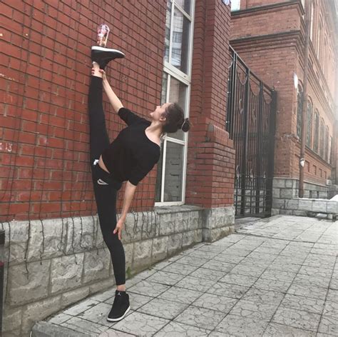 Attempting van damme split )) ♥ i saw you guys were really interested in learning how to do the splits! 55 best en la calle images on Pinterest | Ballerinas ...