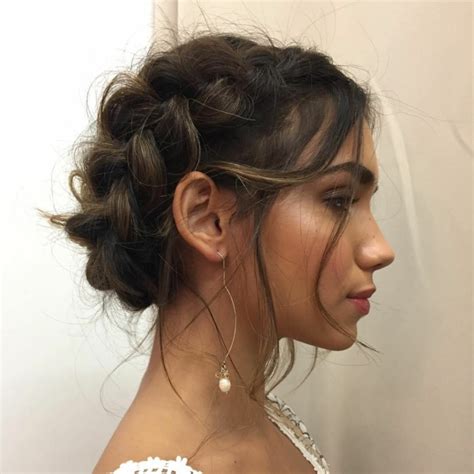 Simple mais hyper féminine, cette coiffure se pare de petites ondulations qui accentuent le côté romantique du bandeau en coiffure mariage cheveux longs avec voilette et fleurs. Idee Coiffure Invitee Mariage Cheveux Mi Long