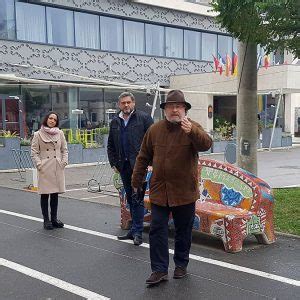 Релизер (el humilde campesino) исполнители: Directorul Operei Române din Timișoara, Corneliu Murgu, a intrat cu BMW-ul în clădirea ...