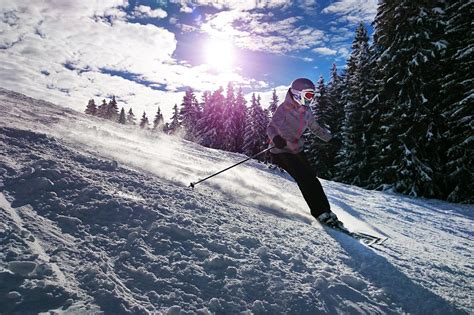 Og det en forudsætning for dækning, at du forholder dig til den aktuelle situation, følger de lokale myndigheders anvisninger og de restriktioner, der gælder på destinationen. Skidor i alperna & corona - vad gäller? - Extreme Life