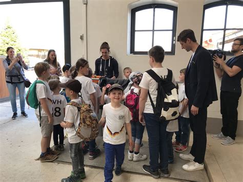 Thomas und lisa müller betreiben gemeinsam ein pferdegestüt. Im Stall mit Nationalspieler Thomas Müller ...
