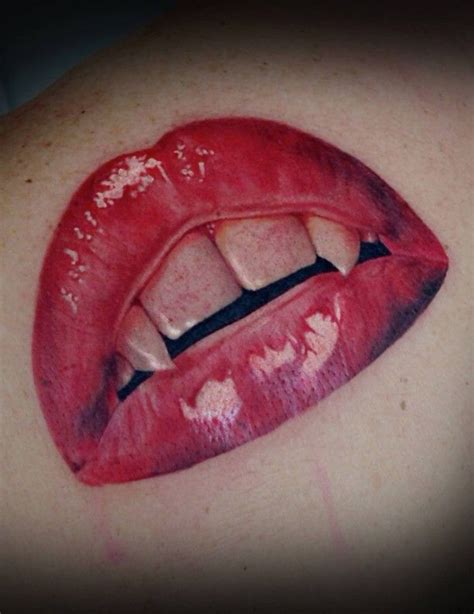 Wir müssen den zahn leider ziehen. Tattoo LIppen Vampir Zähne | Vampir tattoo, Zahn-tätowierung, Rote lippen tattoo