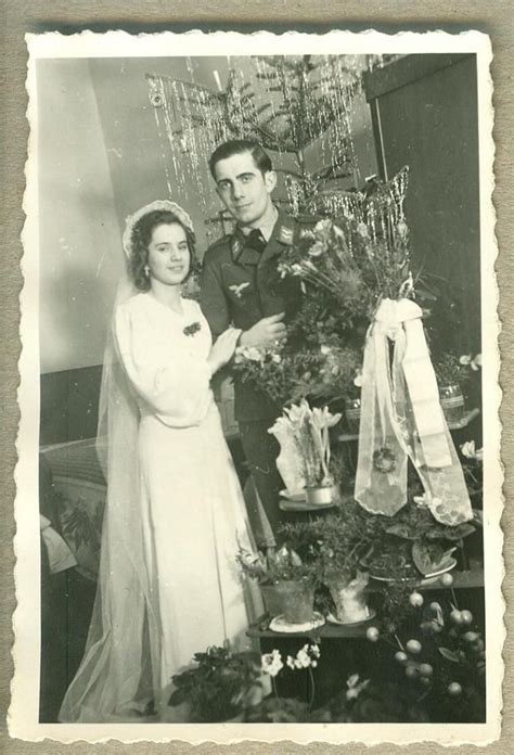 Ein brautkleid im klassischen sinne ist aus festlichem stoff gefertigt, üblicherweise mit einer schleppe. Pin auf Vintage Wedding Photos