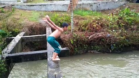 Bandar baru bangi (literally translated from malay to english as is a township situated in hulu langat region, in southeastern selangor, malaysia. anak anak lagi mandi sungai - YouTube