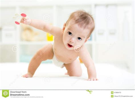 Mit diesen 3 tricks klappt's! Kriechendes Baby zu Hause stockbild. Bild von lustig ...