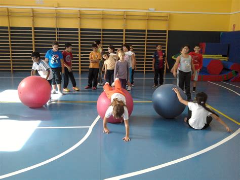 Para este ejercicio hacen falta grandes reflejos y mucha atención. Ed. Física Loyola de Palacio: Juegos de equillibrio con ...