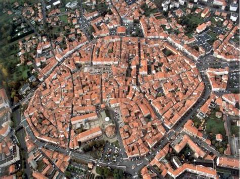 Issoire, c'est un dédale de ruelles étroites, au cœur d'une vieille ville dont les grands boulevards ont remplacé l'enceinte fortifiée. Office de Tourisme d'Issoire - Point information à Issoire