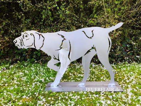 Verrückt, verspielt und fühlt sich auch in jedem fröhlichen garten heimisch. Große Gartenfigur mit der Hunderasse Deutsch-Drahthaar für ...