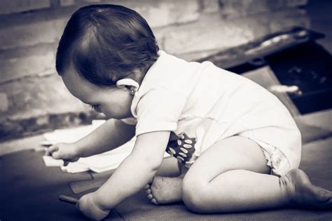 Von anonym am 05.01.2003, 11:23 uhr. Babys krabbeln: Wann ist es soweit - Ab wann krabbeln Babys?