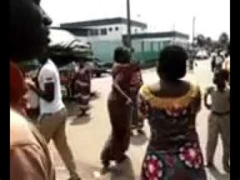 Une femme tabasse sa rivale. bagarre de FEMMES - YouTube