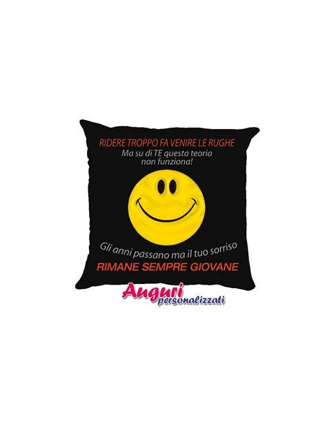 Una divertente collezione di federe decorate con messaggi ironici per dare un tocco di spirito anche al letto. Il cuscino con frasi spiritose e divertenti è il regalo che sprigiona allegria e buonumore.