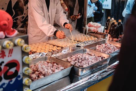 Explore tweets of cheng leng @chenglengtr on twitter. Takoyaki | Street vendor making takoyaki. | Leng Cheng ...