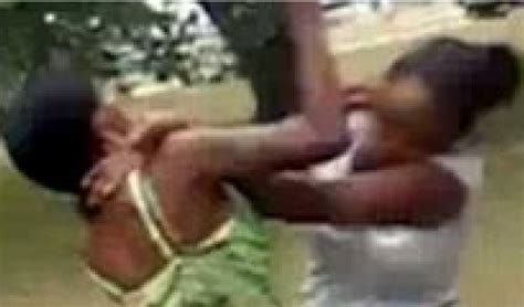 Xnxx bagarre de demmes africaines. Une Mère et sa fille se battent à cause d'un homme ...