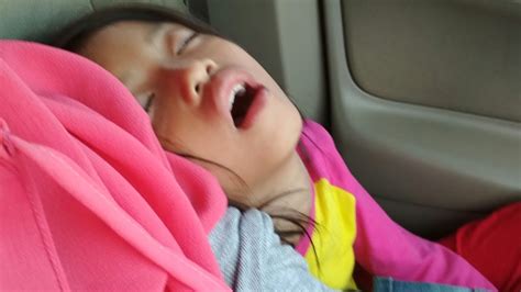 Aug 13, 2021 · jika kamu hobi memotret dan cukup jeli melihat keadaan di sekitar, kamu bisa saja mendapatkan hasil gambar yang luar biasa, geng. 25 Foto tidur lucu part #1 - YouTube