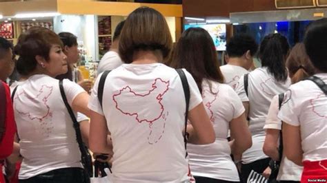 .đường lưỡi bò (đường chín đoạn) mà trung quốc tự vẽ và tự tuyên bố vùng chủ quyền trên biển đông. Du khách Trung Quốc mặc áo "đường lưỡi bò" tại sân bay ...