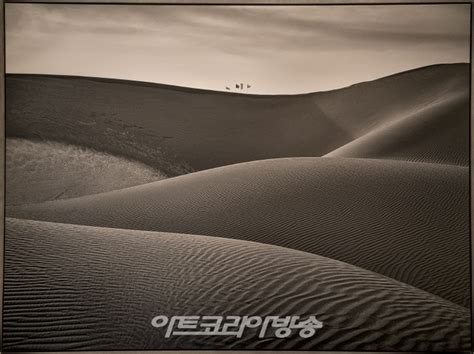 이봉준(63) 사진작가가 20~22일 몽골 수도 울란바토르에 있는 외무부 국제회의실에서 '하늘과 초원이 만나는 이봉준 몽골 사진전'을. 이봉준 사진전 'His eyes'