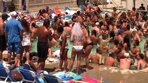 Thousands of people gathered for a pool party in wuhan, where coronavirus was first reported. SPLASH at Put-in-Bay - YouTube