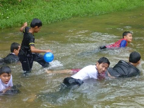 Waktu terbaik mengerjakan sholat sunnah ini adalah diwaktu seperempat siang (diakhir waktu), hal ini ditandai dengan keadaan cuaca yang semakin panas. Mutiara Kasih: Tahsin Solat Di Kem ABC, Janda Baik